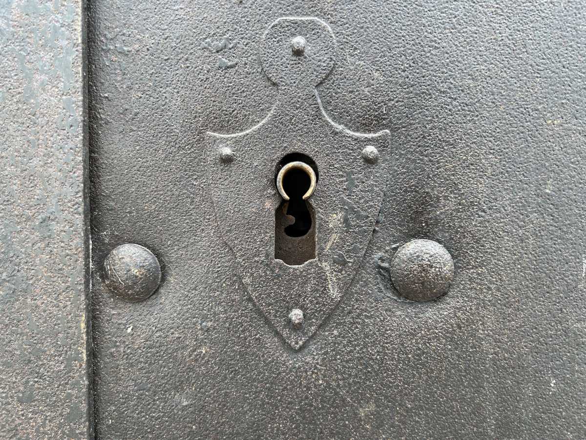 Eisentür Metall alt