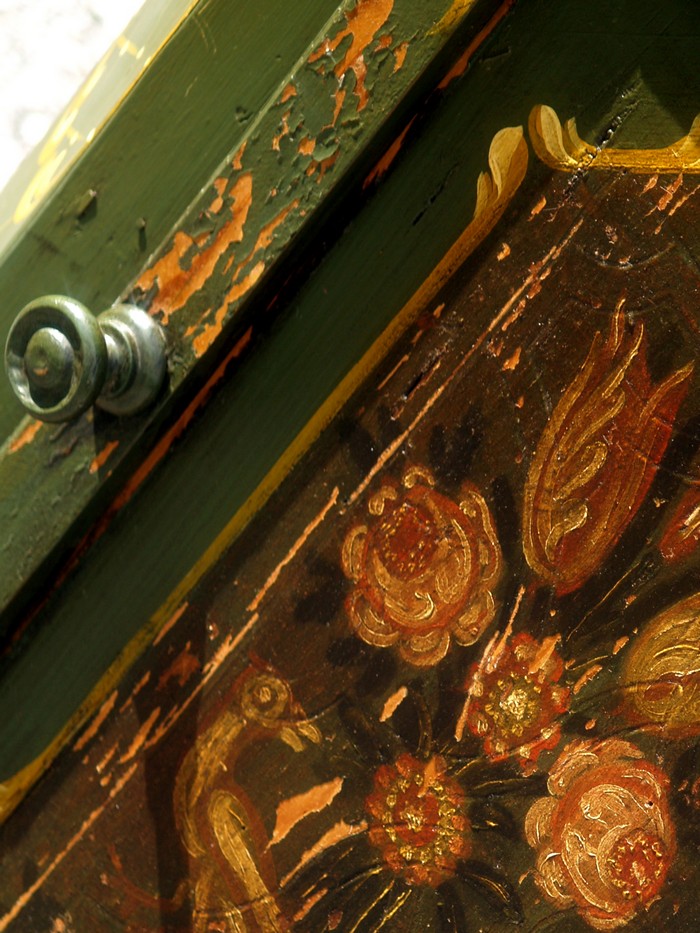 antiker Bauernschrank bemalt