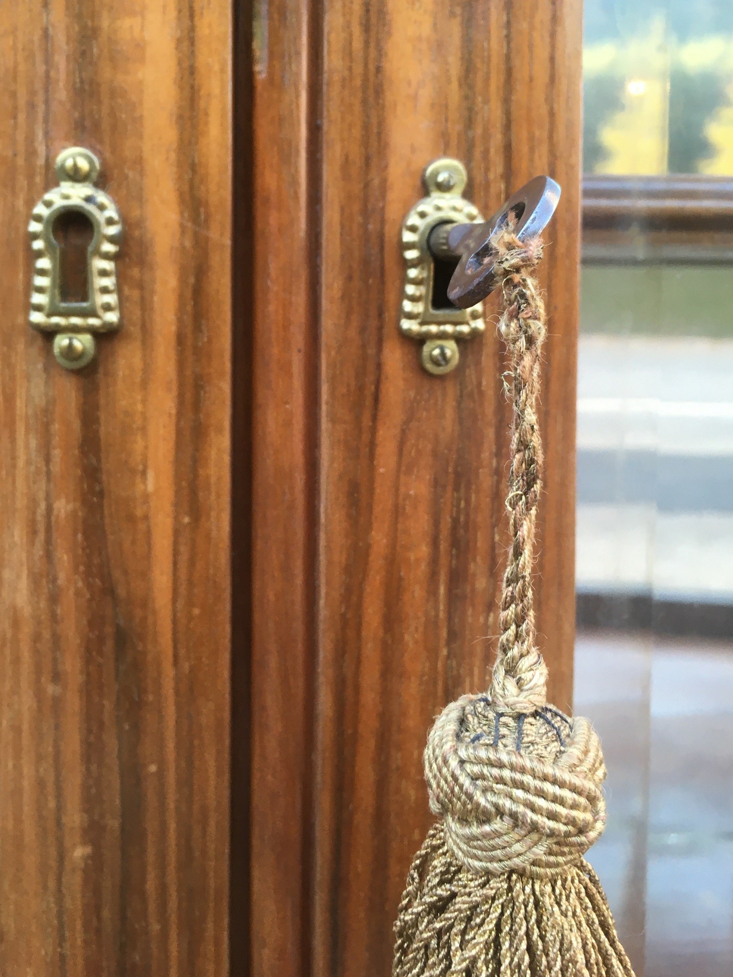 Vitrine Schrankvitrine Vitrinenschrank antik Schrank Art Deco Jugendstil dreiseitig verglast