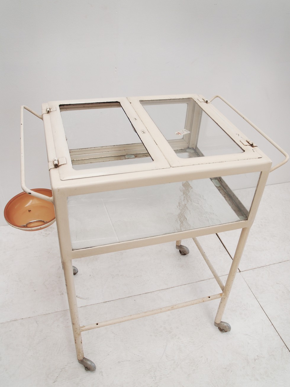 Beistelltisch Arzttisch Bauhaus Metall creme Industrialdesign Retro Möbel Vintage