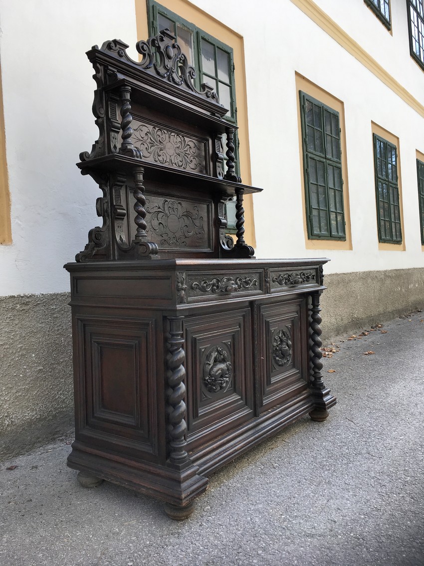 Jagdschrank beschnitzt