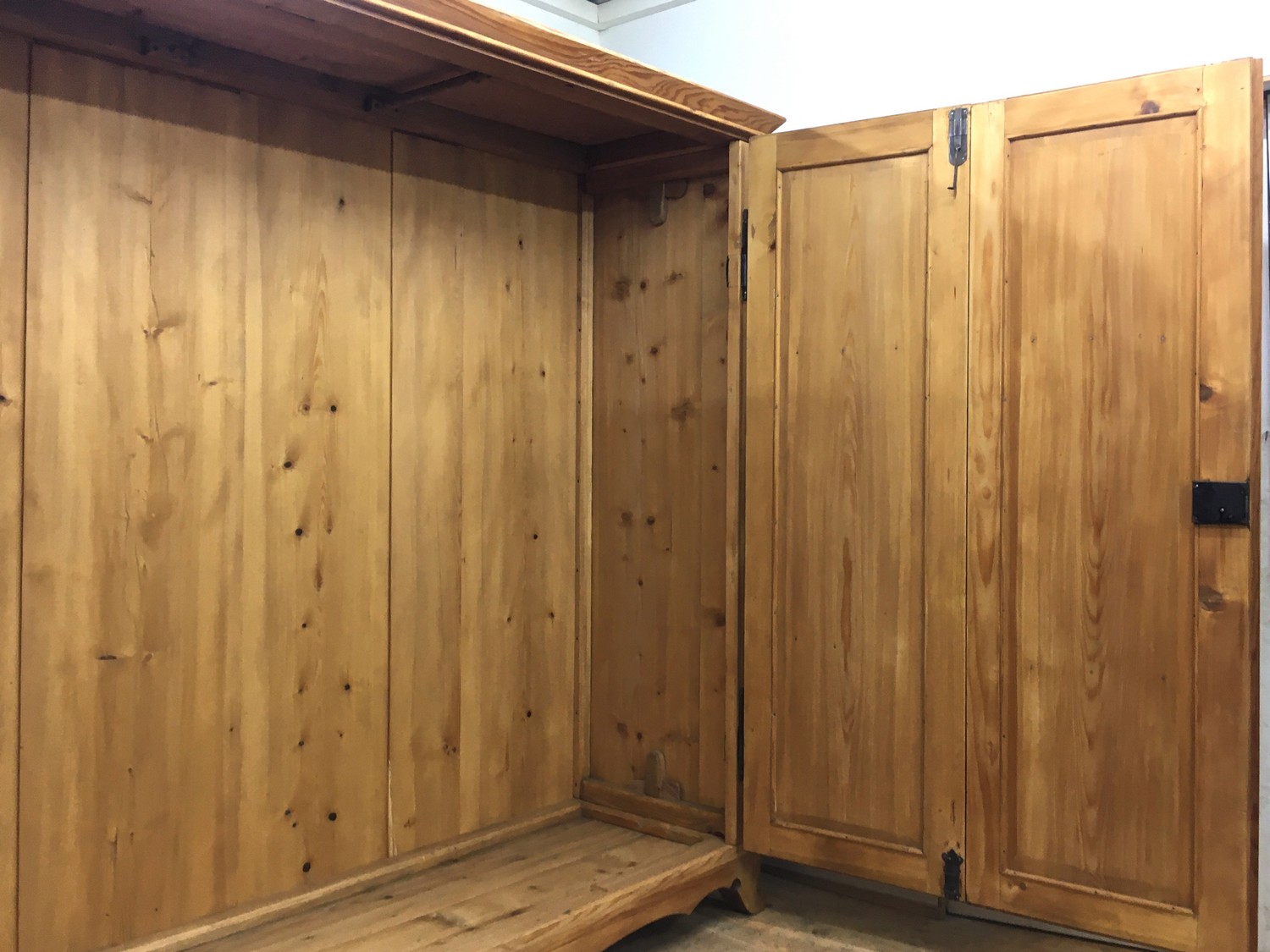 Bauernschrank groß antik Vollholz restauriert