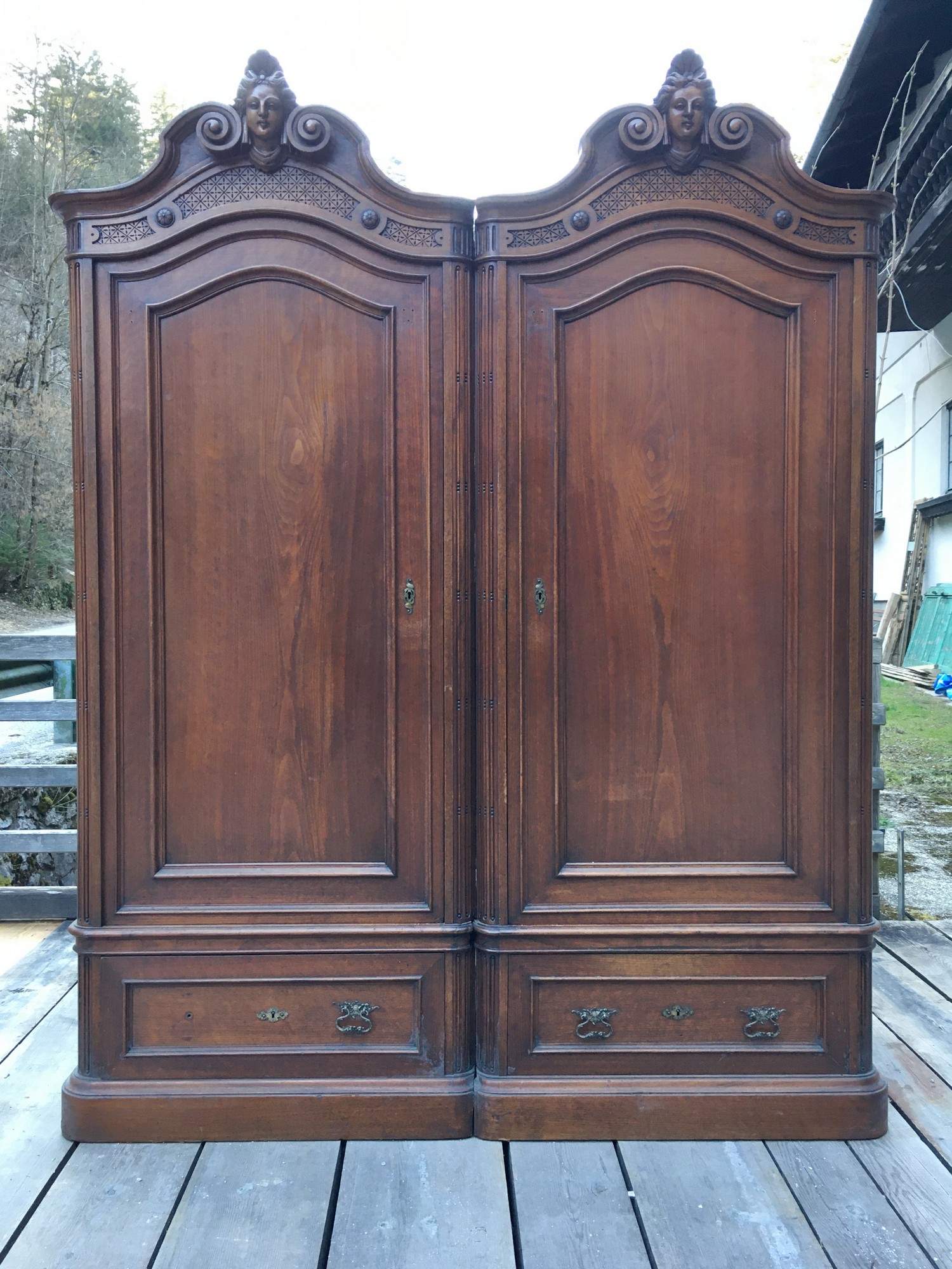 Schrank antik plastisch beschnitzt Kleiderschrank Dielenschrank Pärchen