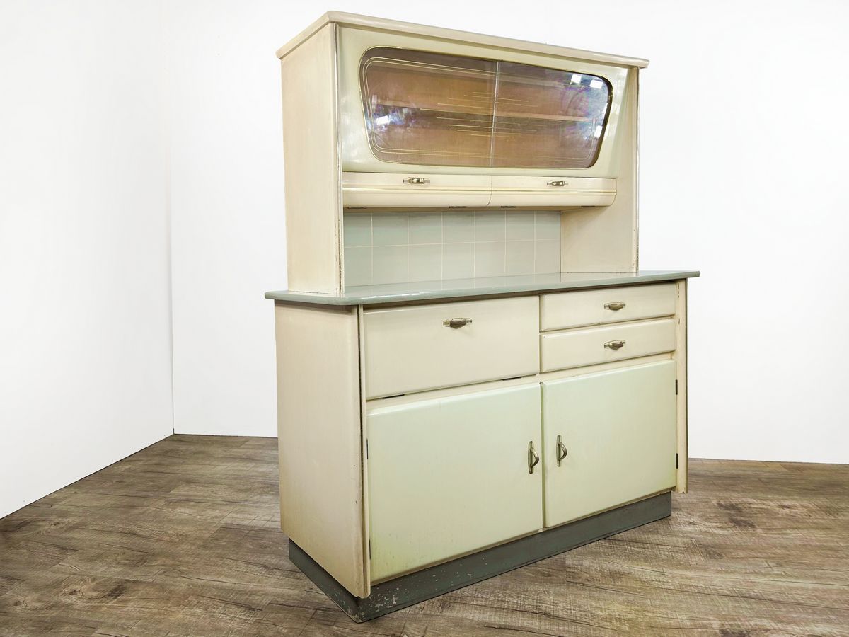 Antike Kredenz Sixties Design nierenförmige Vitrinengläser