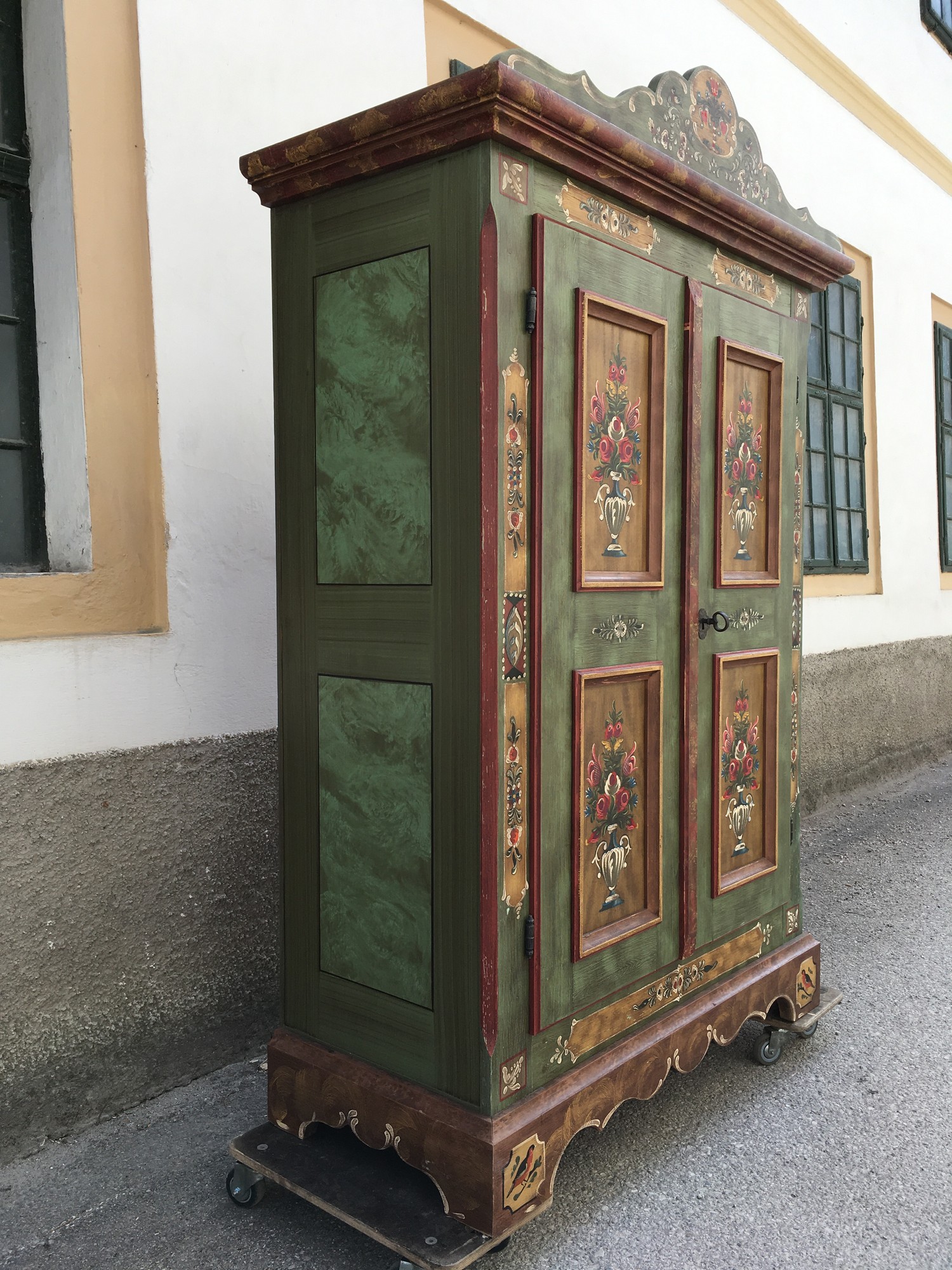 Bauernschrank Voglauer grün bemalt Anno 1808 Dielenschrank Landhausstil Möbel rustikal