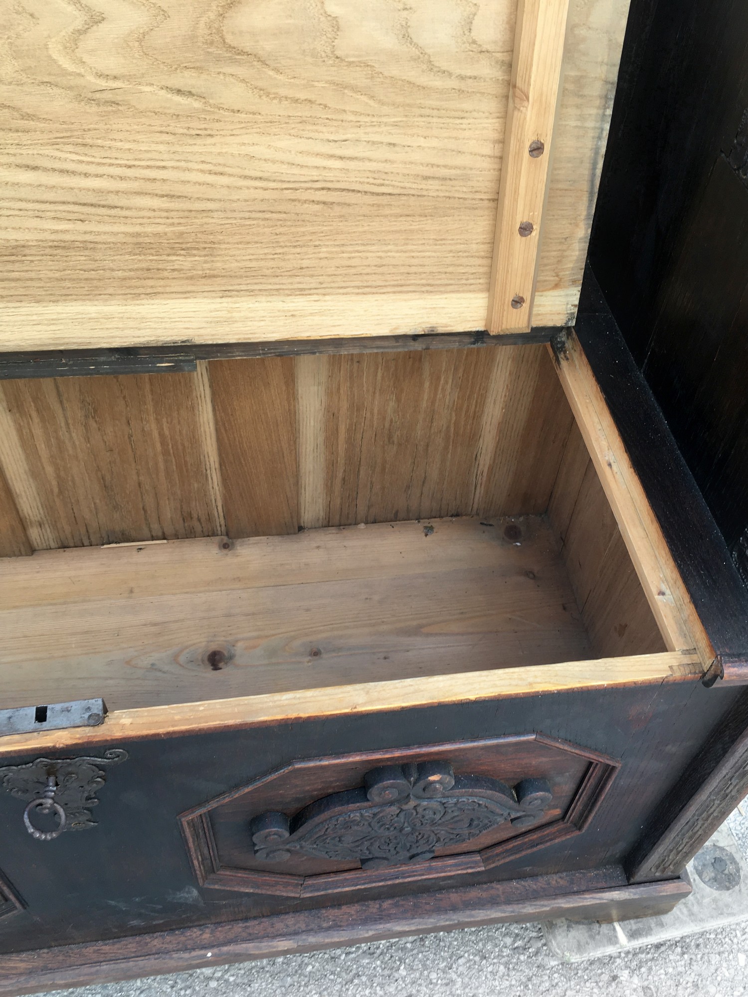 Truhe antik beschnitzt