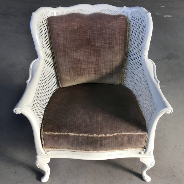 Armlehnstuhl antik weiß