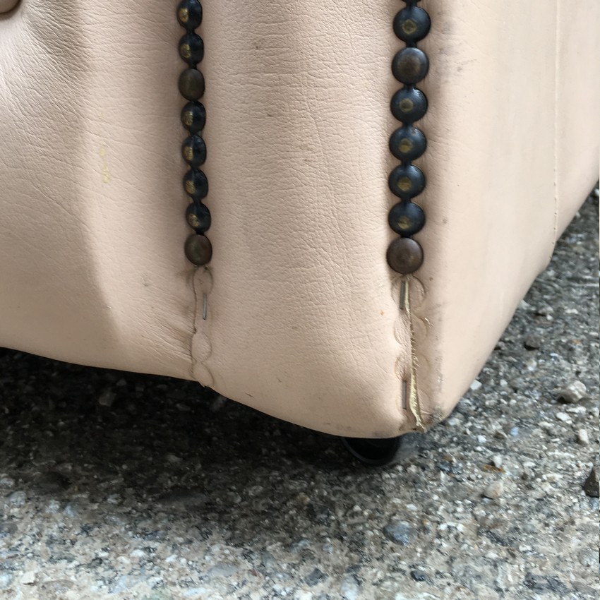 Chesterfield Ziernägel Sofastuhl creme