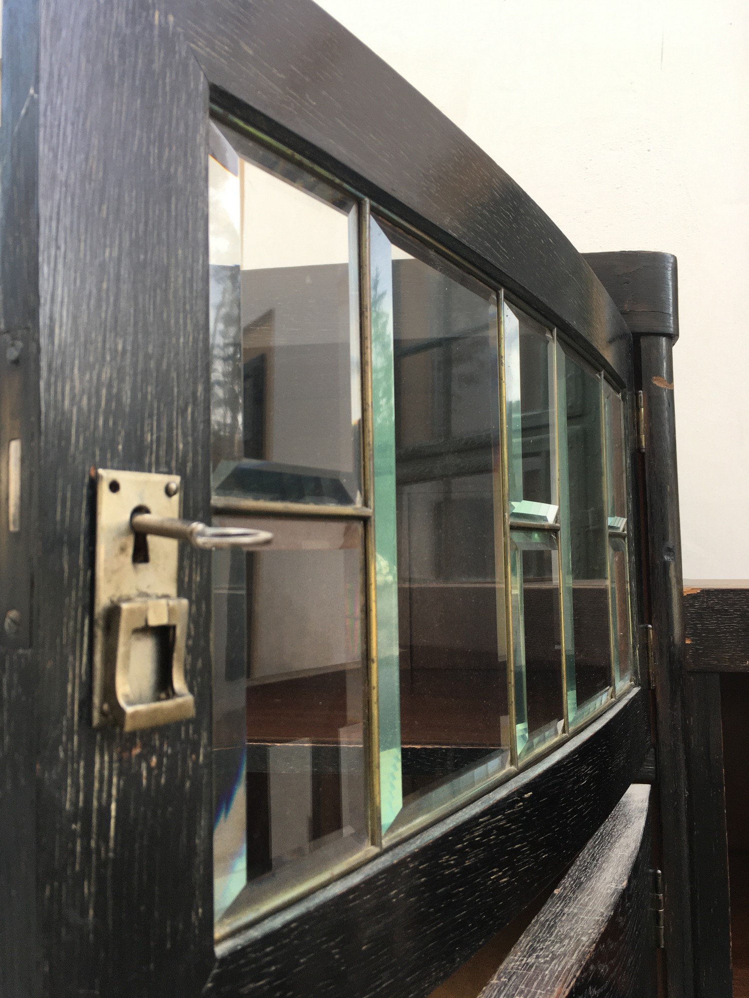 Jugendstil Vitrine schwarz 1920 antiker Schrank facettierte Bleikristall Gläser Art Nouveau