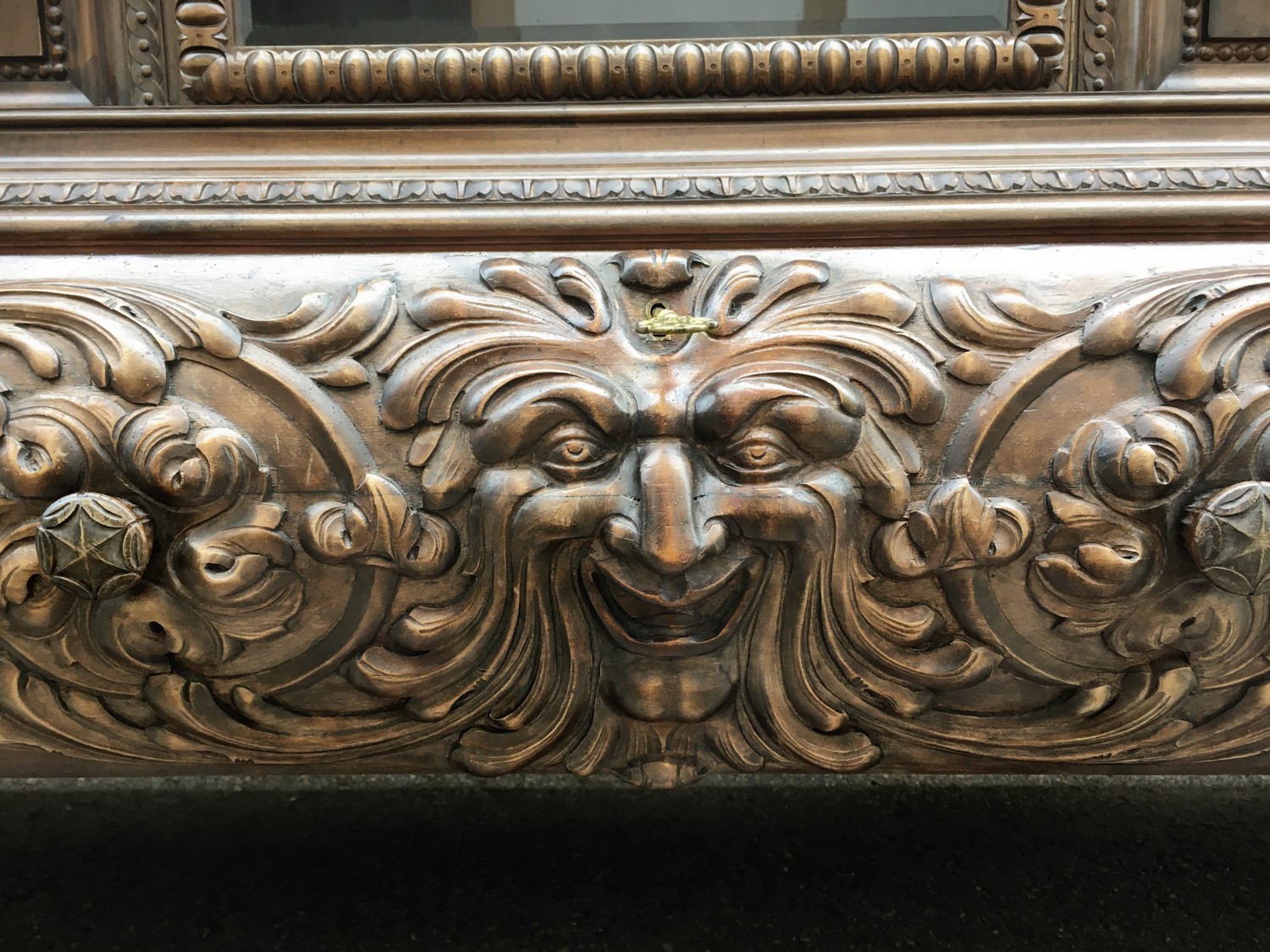 Bücherschrank antik Neorenaissance Schrank Fratzen und Löwentatzen Fabelwesen Antiquität Barock Satyr Faun Köpfe beschnitzt Löwentatzen