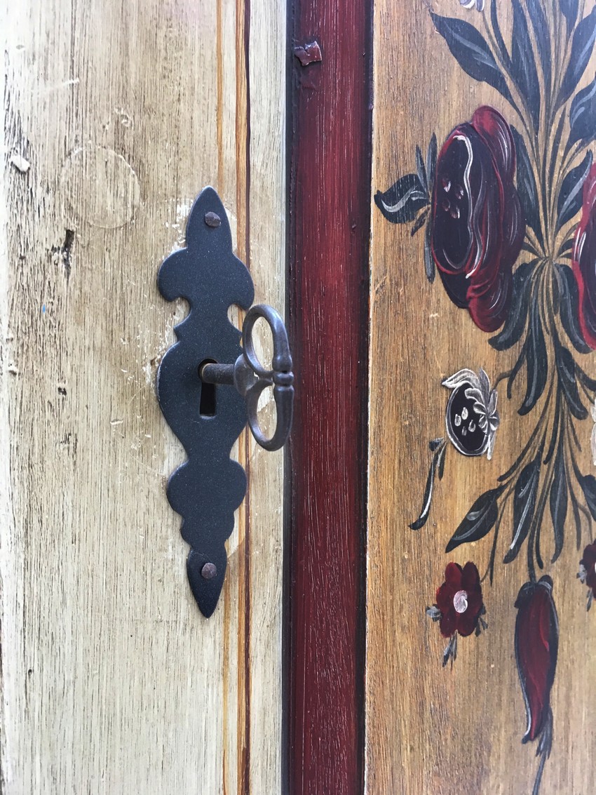 Bauernschrank Rosen