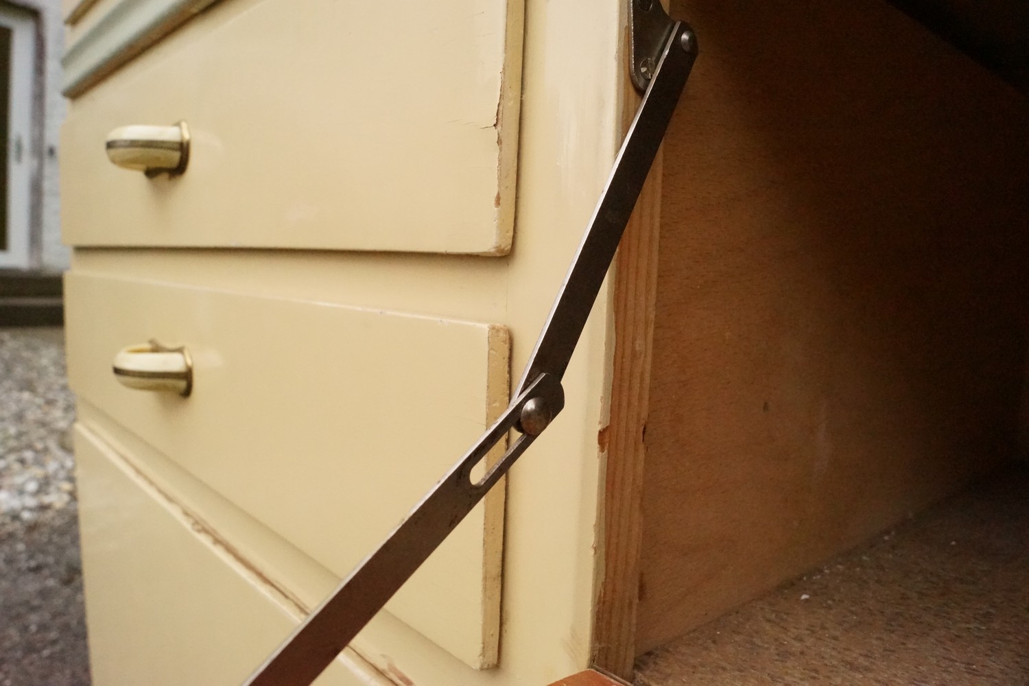 Omas Küchenschrank creme