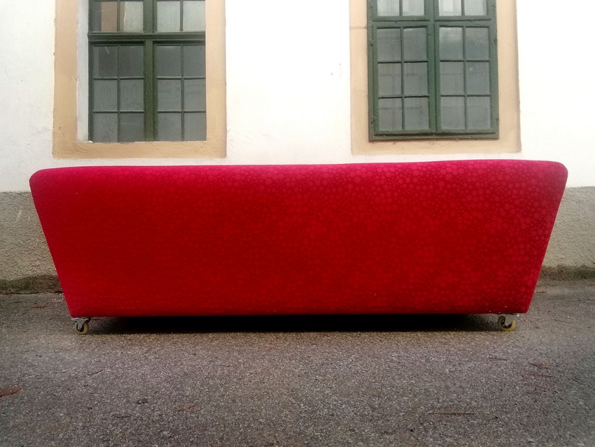 Bretz Sofa rot Bubbles Monster Rollenfüße groß geringe Sitztiefe
