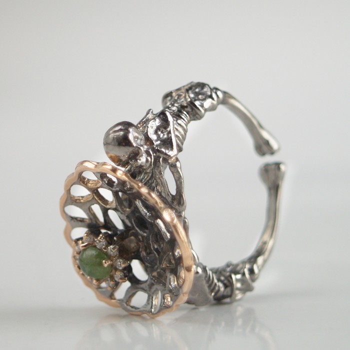 Ring 925 Silber handgemacht Edelstein Demantoid Skelett Totenkopf