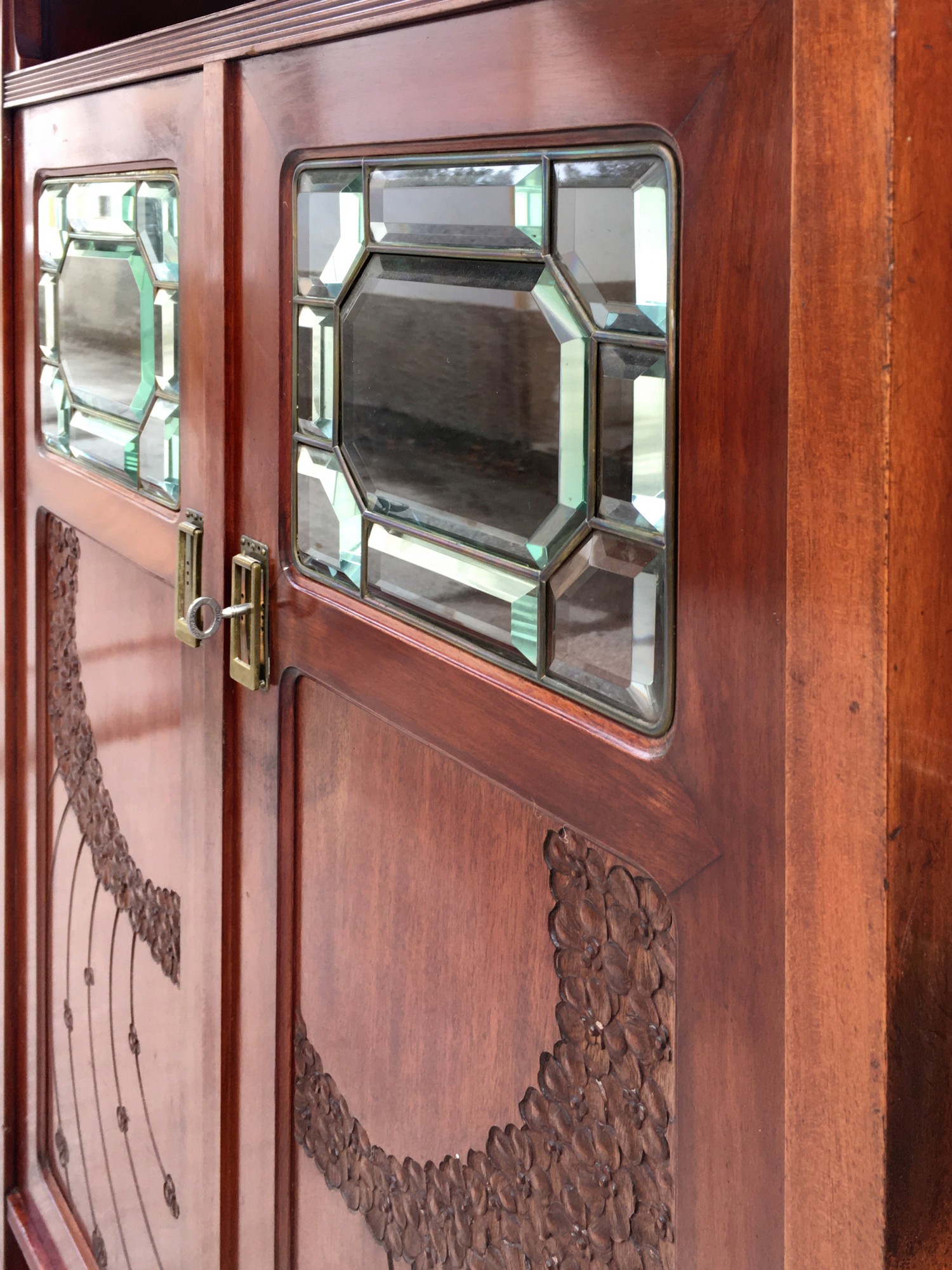 Vitrinenschrank antik Bücherschrank Vitrine Schrank Jugendstil Richard Ludwig Blumengirlanden