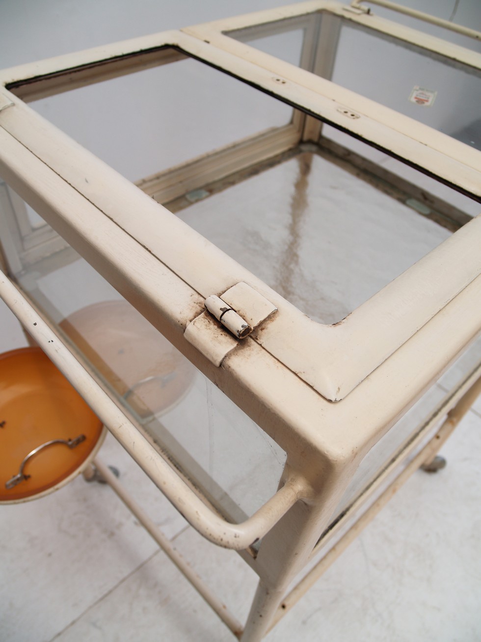 Beistelltisch Arzttisch Bauhaus Metall creme Industrialdesign Retro Möbel Vintage