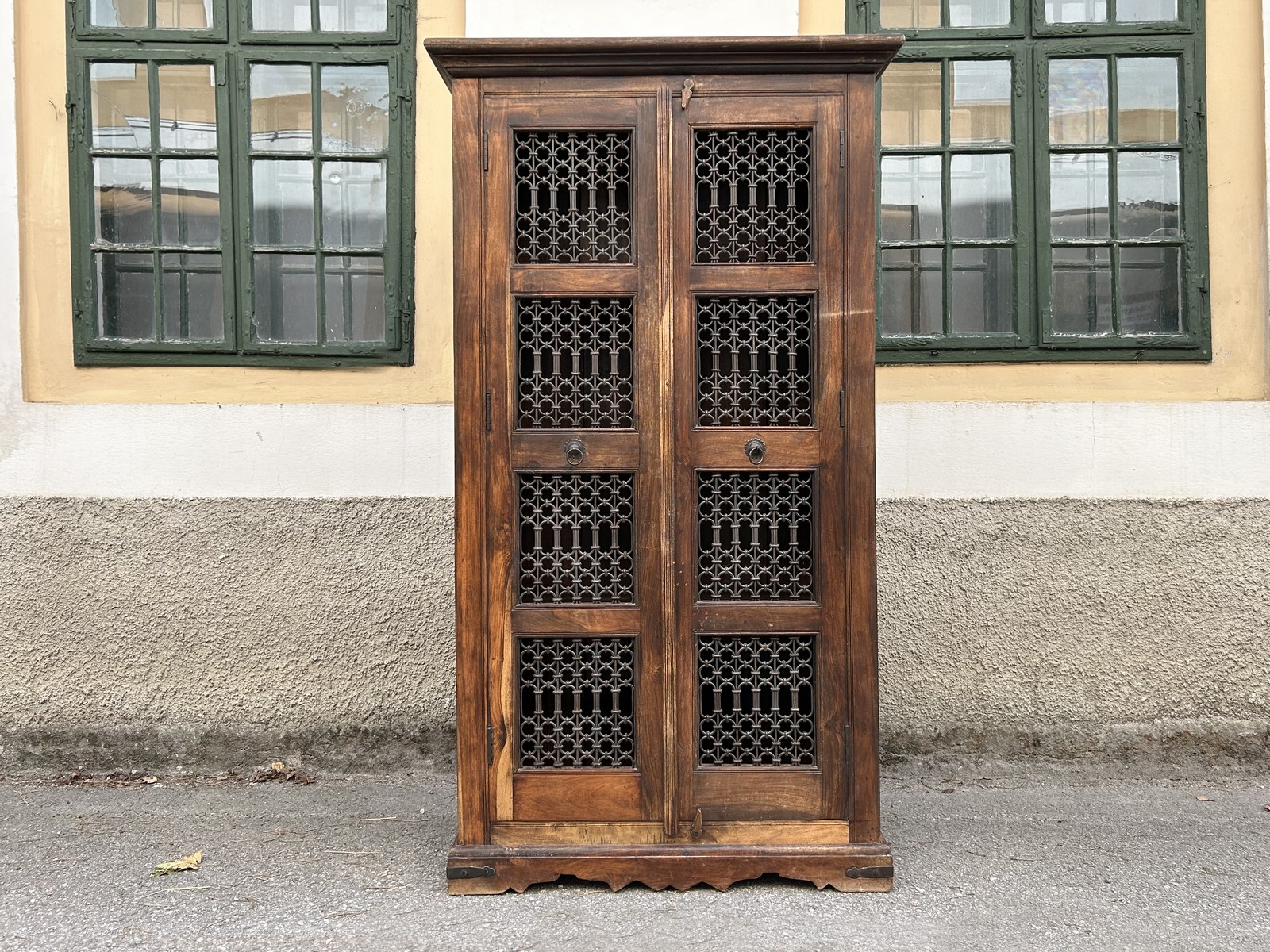 Landhaus Schrank spanischer Eisen Küchenschrank im Weinkeller Stil