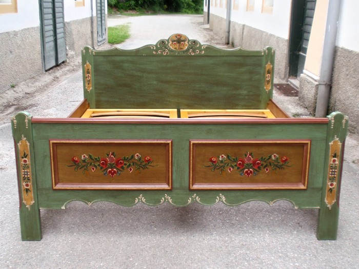 Voglauer Bett handbemalt 