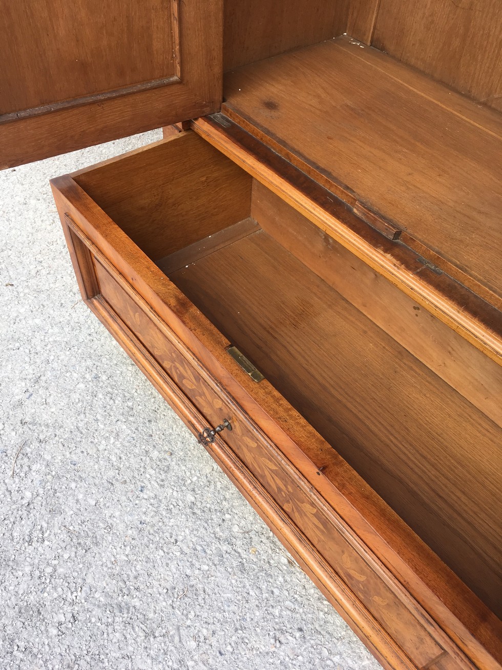 Schrank Garderobe antik Nussholz Intarsien