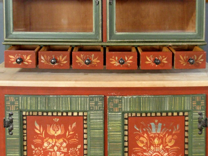 Aufsatzschrank bemalt