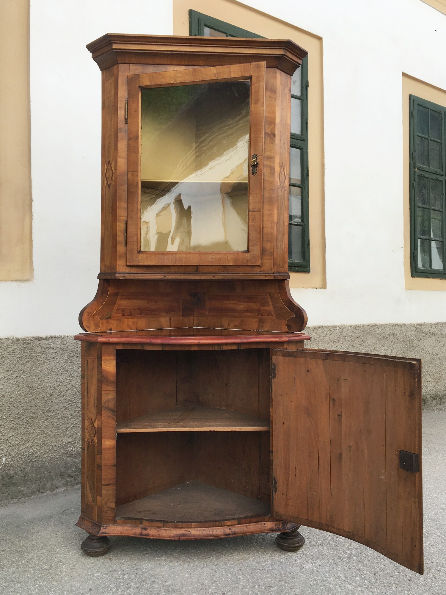 Vitrine Eckvitrine Eckschrank Barockstil Antik Nussholzfurnier Intarsien Edelteil