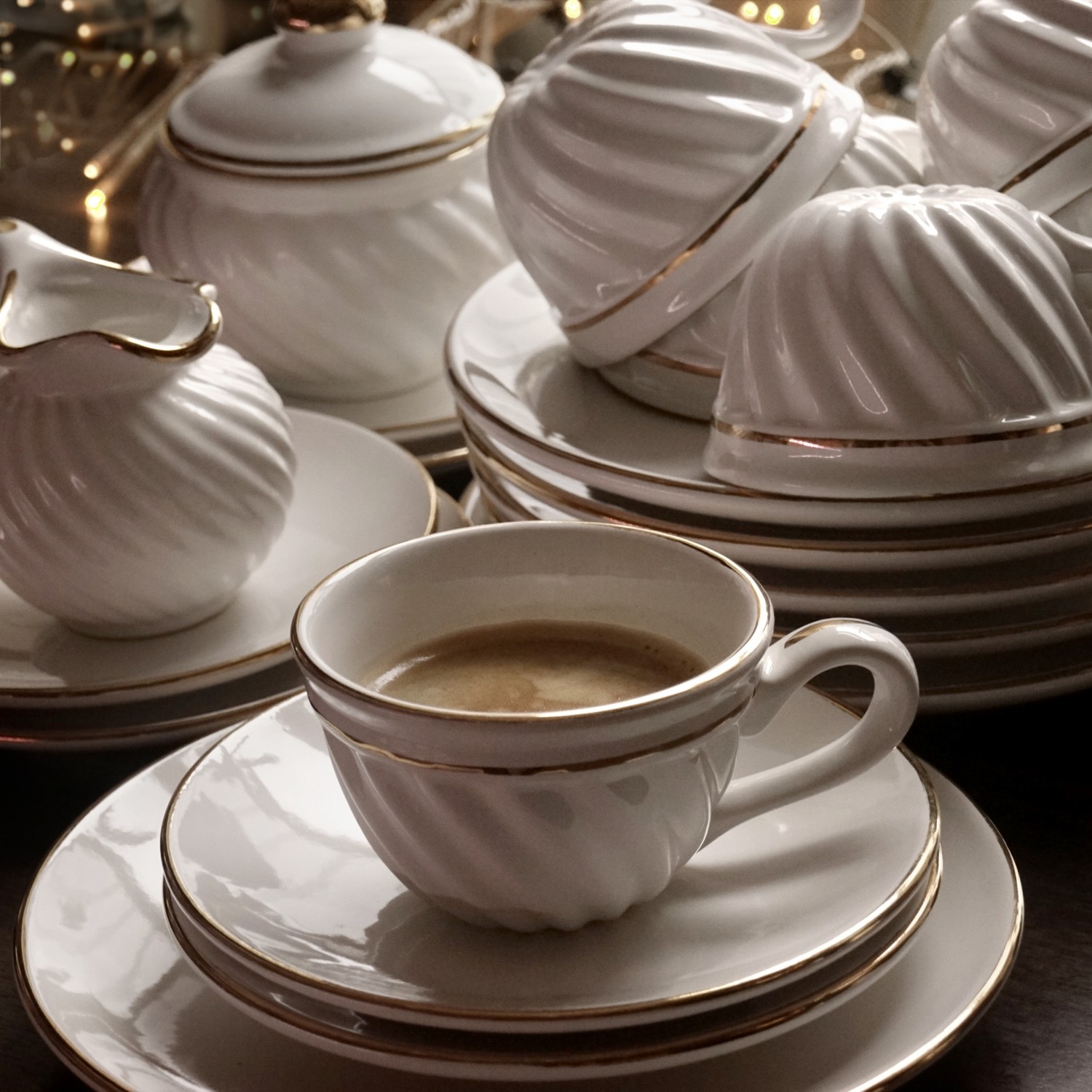 Gmundner Keramik Creme-Goldrand Milchkanne "Guglhupf" Gundner Keramik Goldrand creme Guglhupf Teller Tassen Kaffeetassen Set Dessertteller neuwertig Vintage