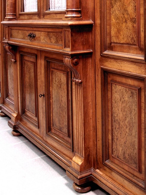 Antiquität, eleganter großer Herrenschrank