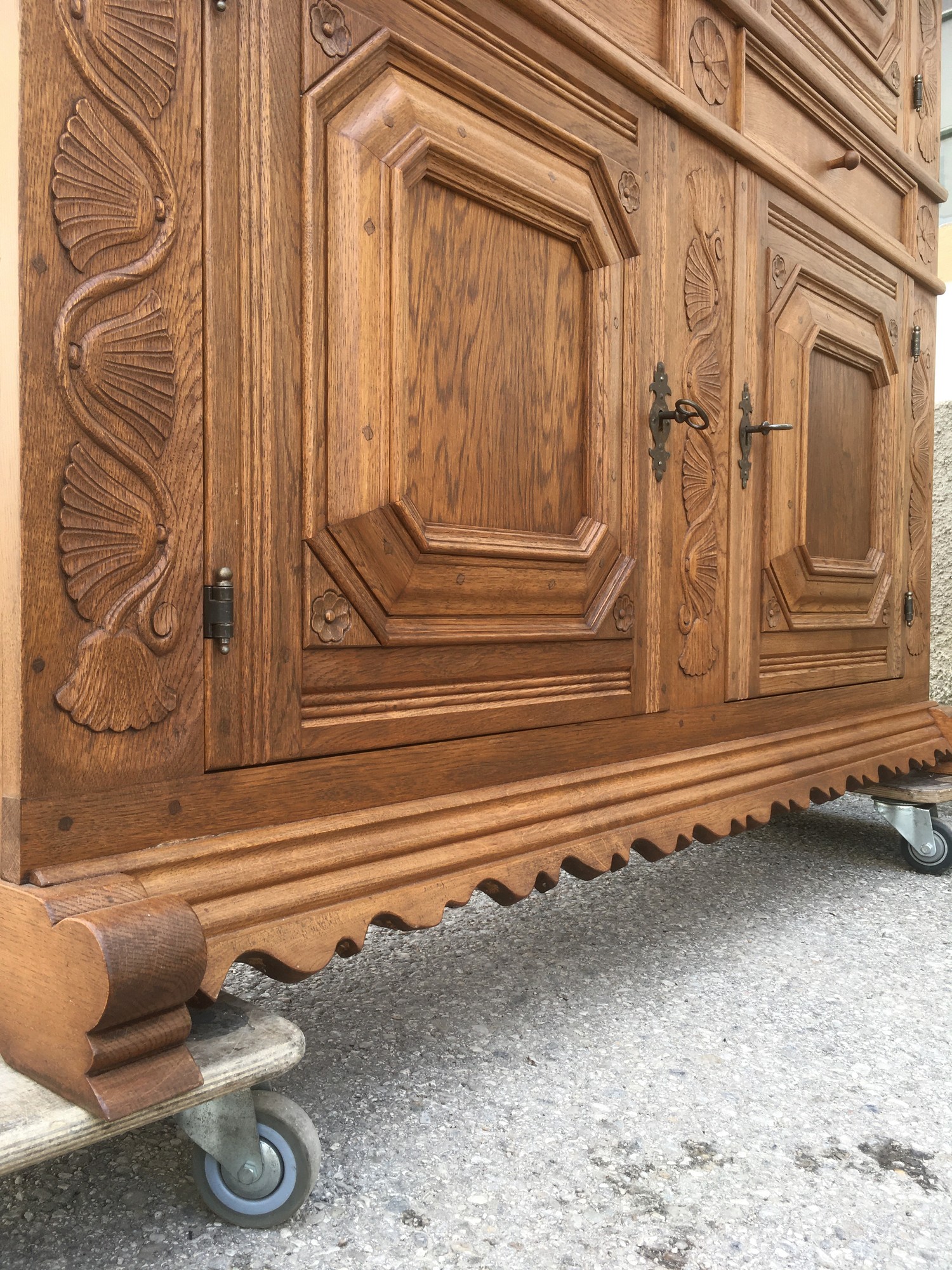 Schrank Eiche massiv Bauernschrank Jagdstube beschnitzt Vintage Vollholz Dielenschrank