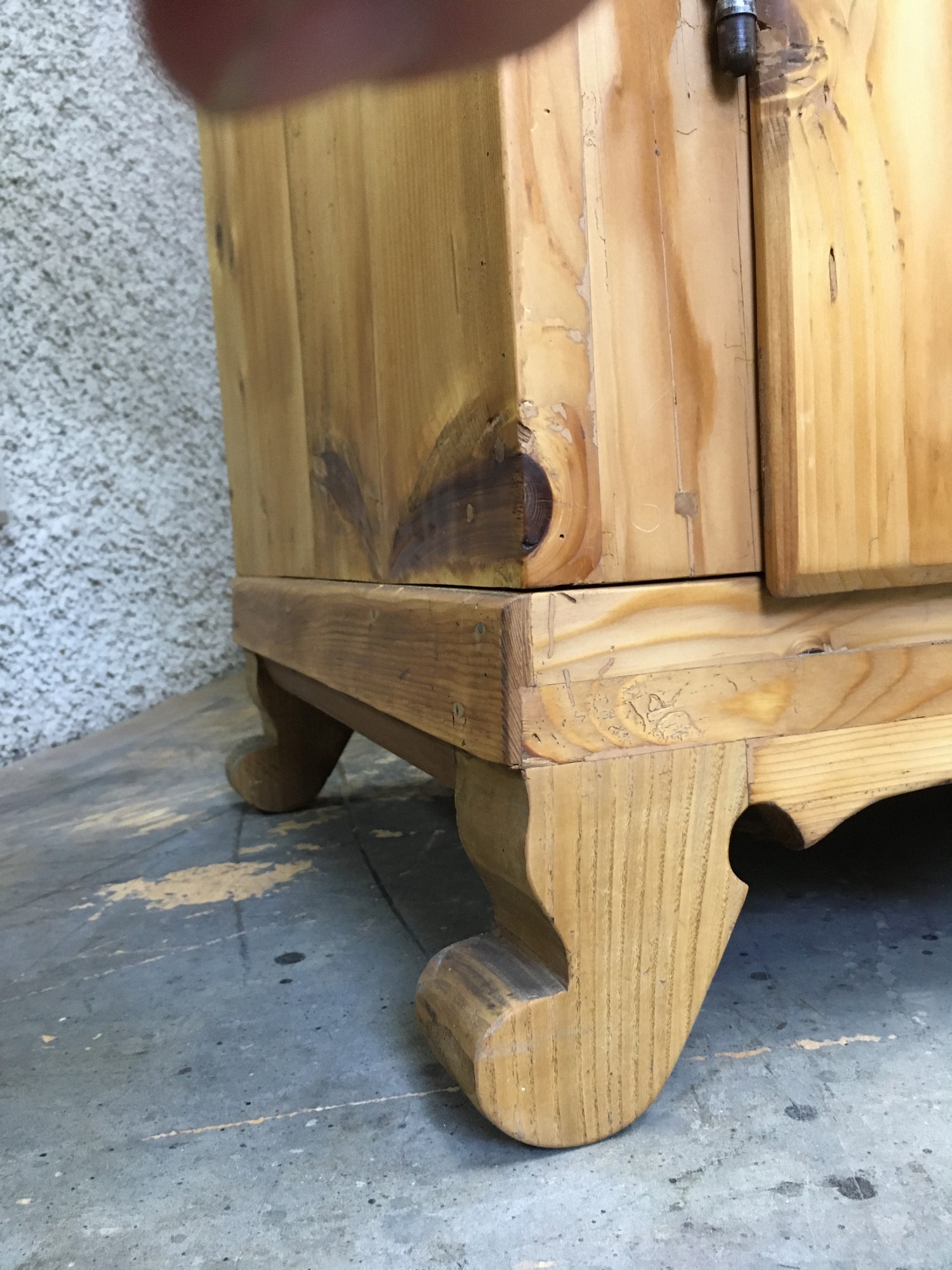 Schrank Requisite Filmmöbel Steckschrank Klapptüren Kleiderschrank antik restauriert Sakristeischrank