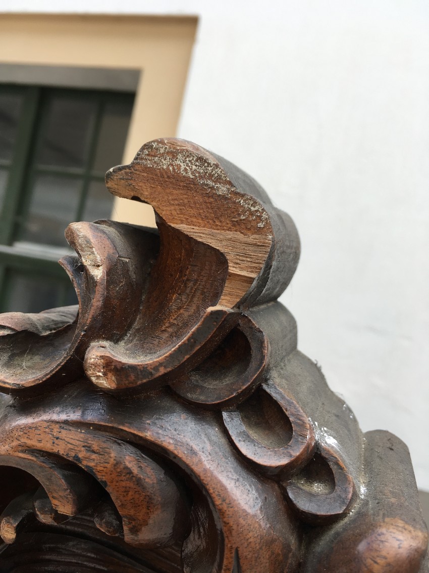 Schrank beschnitzt antik