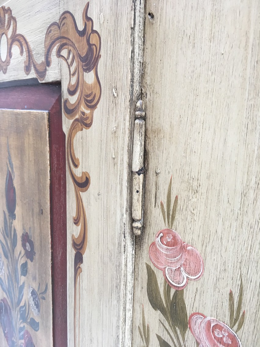 Bauernschrank Rosen bemalt