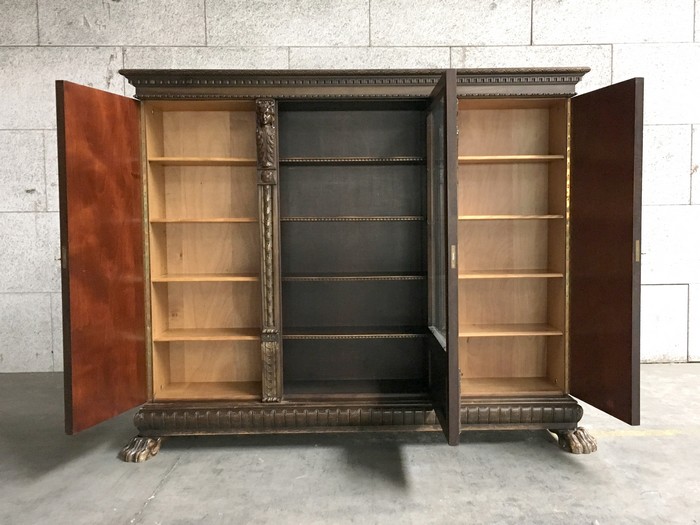 Bücherschrank Antiquität saniert