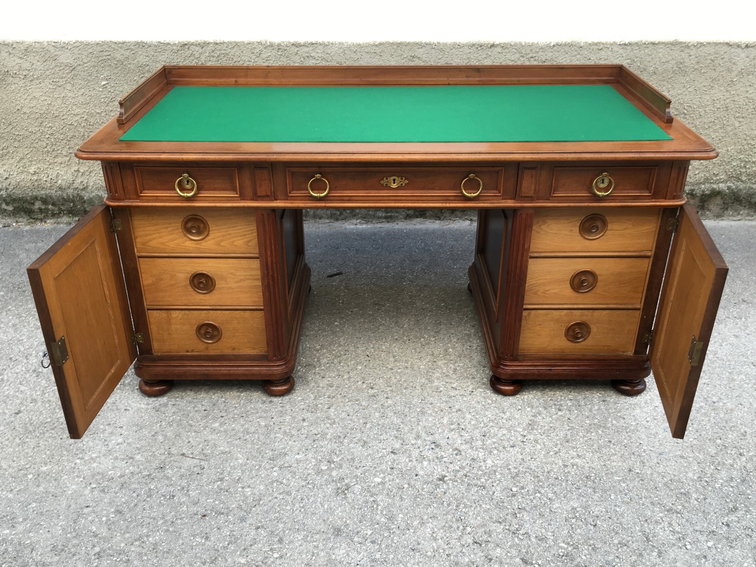 Schreibtisch Historismus antik restauriert groß Freisteher Herrenschreibtisch