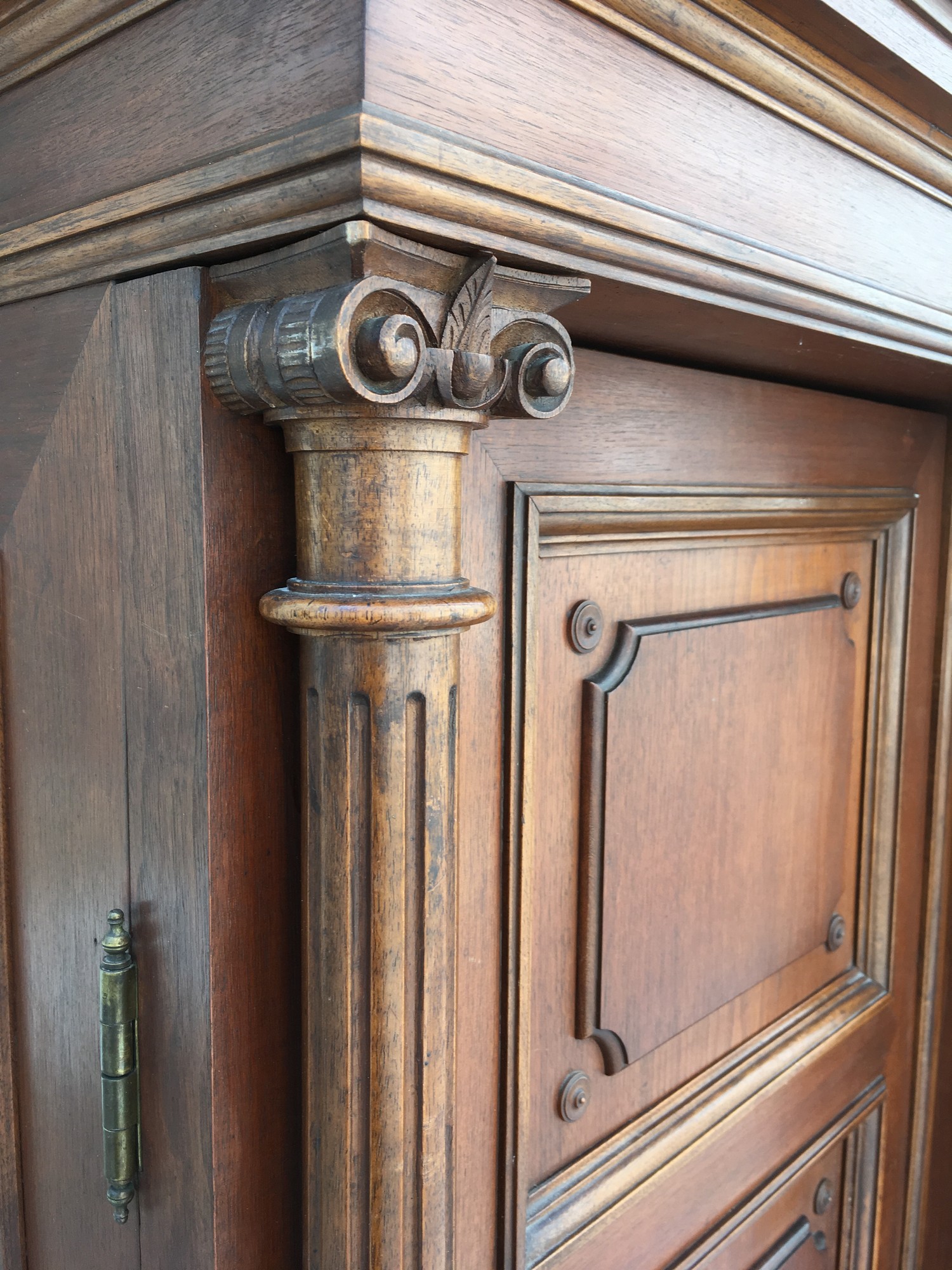 Garderobeschrank Kleiderschrank dreitürig Vollholz antik Dielenschrank Nussholzfurniert