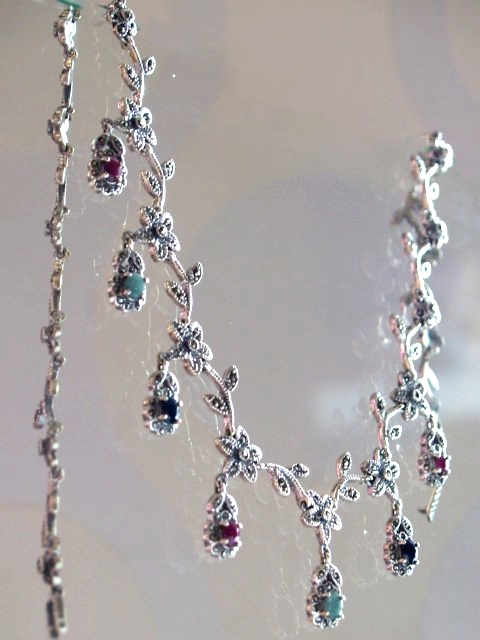 Rubine, Smaragde und tiefblaue Saphire Collier 925 Silber