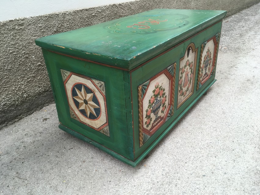 Bauerntruhe handbemalt antik Flachdeckeltruhe mit Innenladen Massivholz grün Heiligenfigur Bauernmöbel Schrank