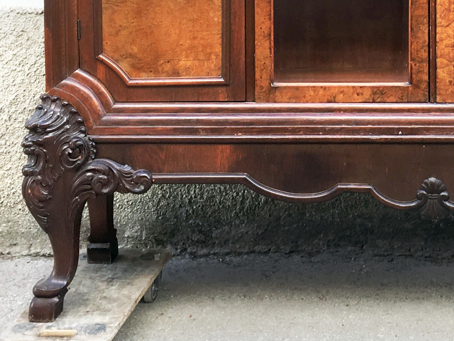 Jugendstil Schrank Ziegenfüße Bockfüße Nahaufnahme