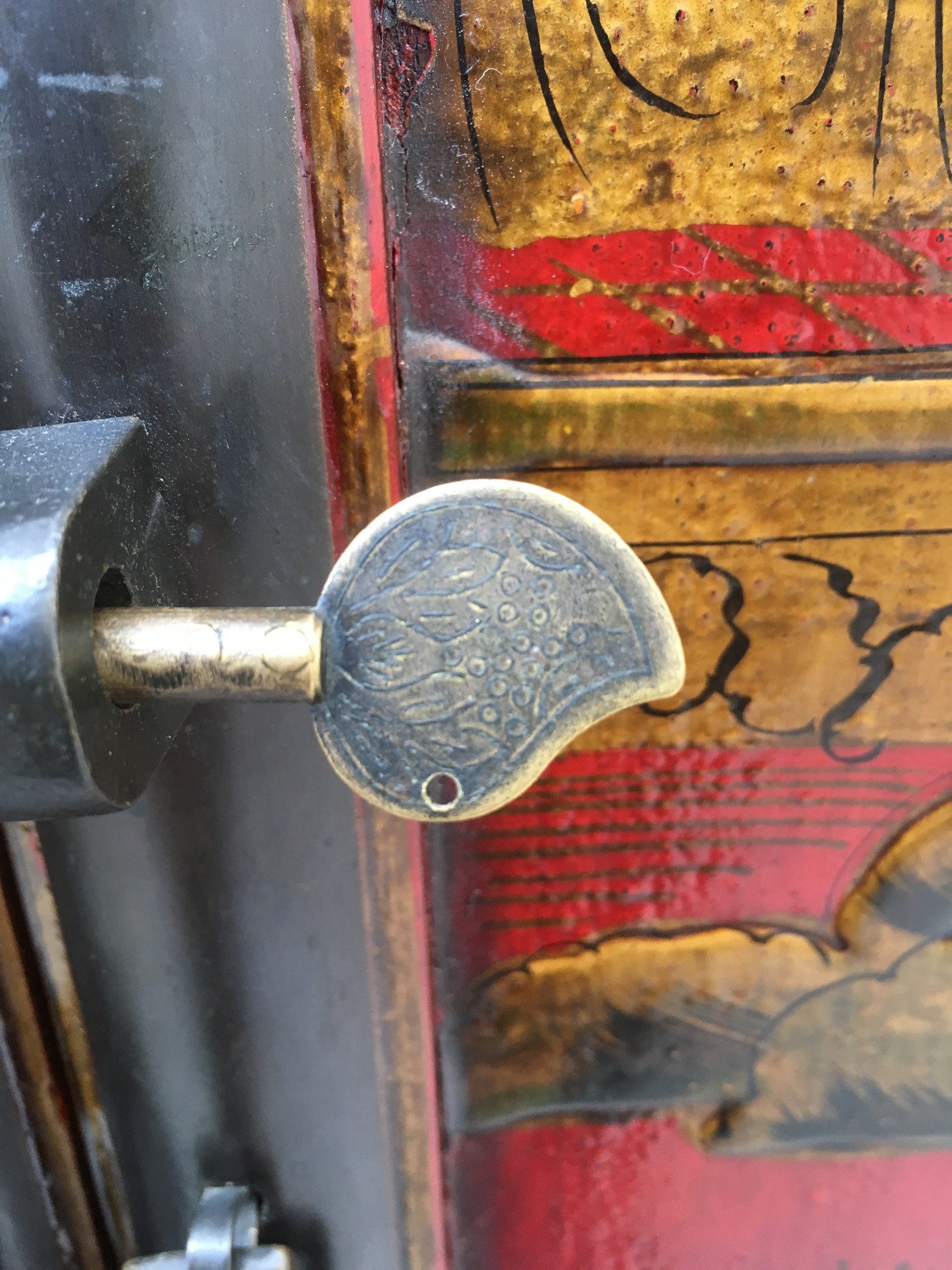 Hochzeitsschrank China rot gold mit Geheimfach