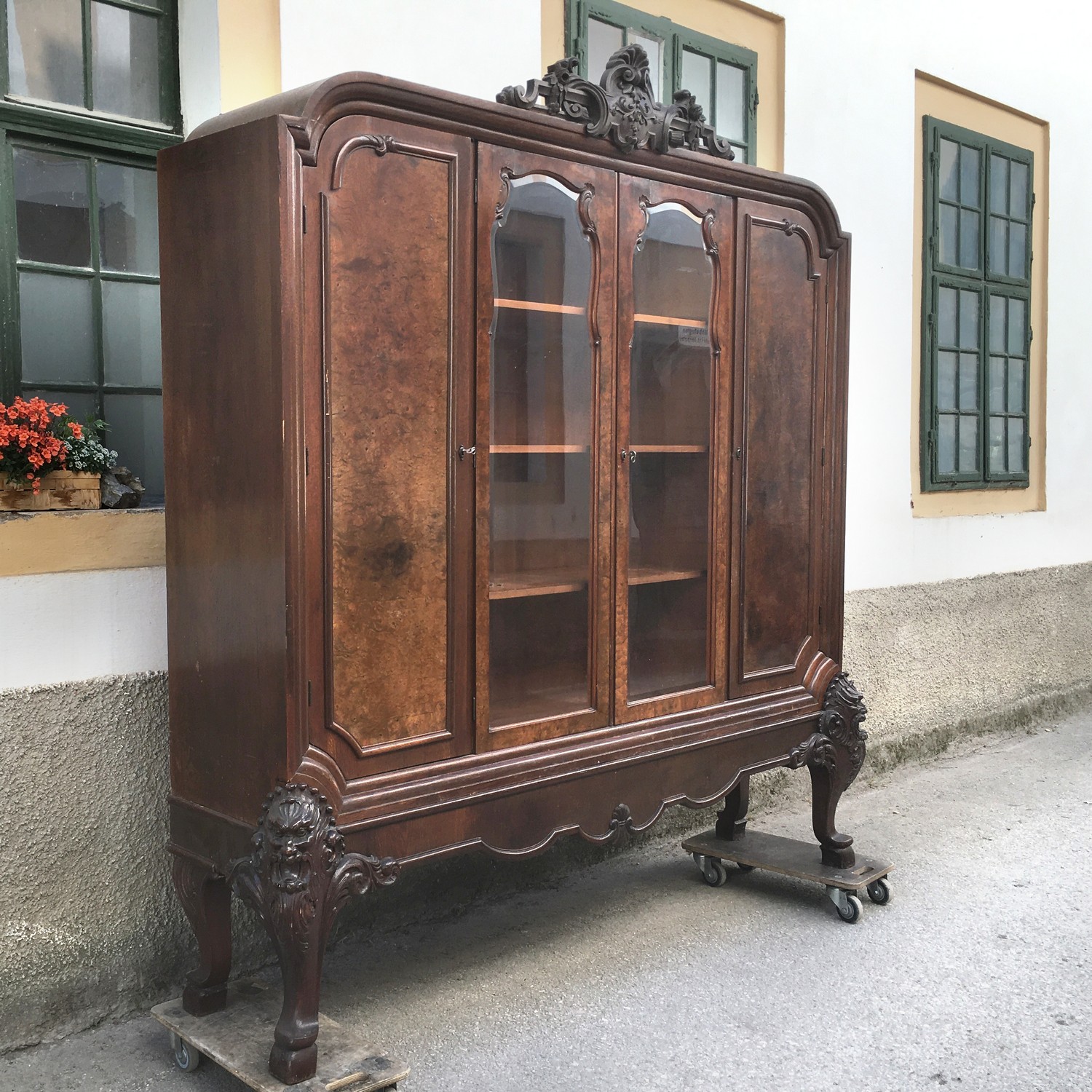 Antiker Schrank facettiertes Kristallglas Türen Detail