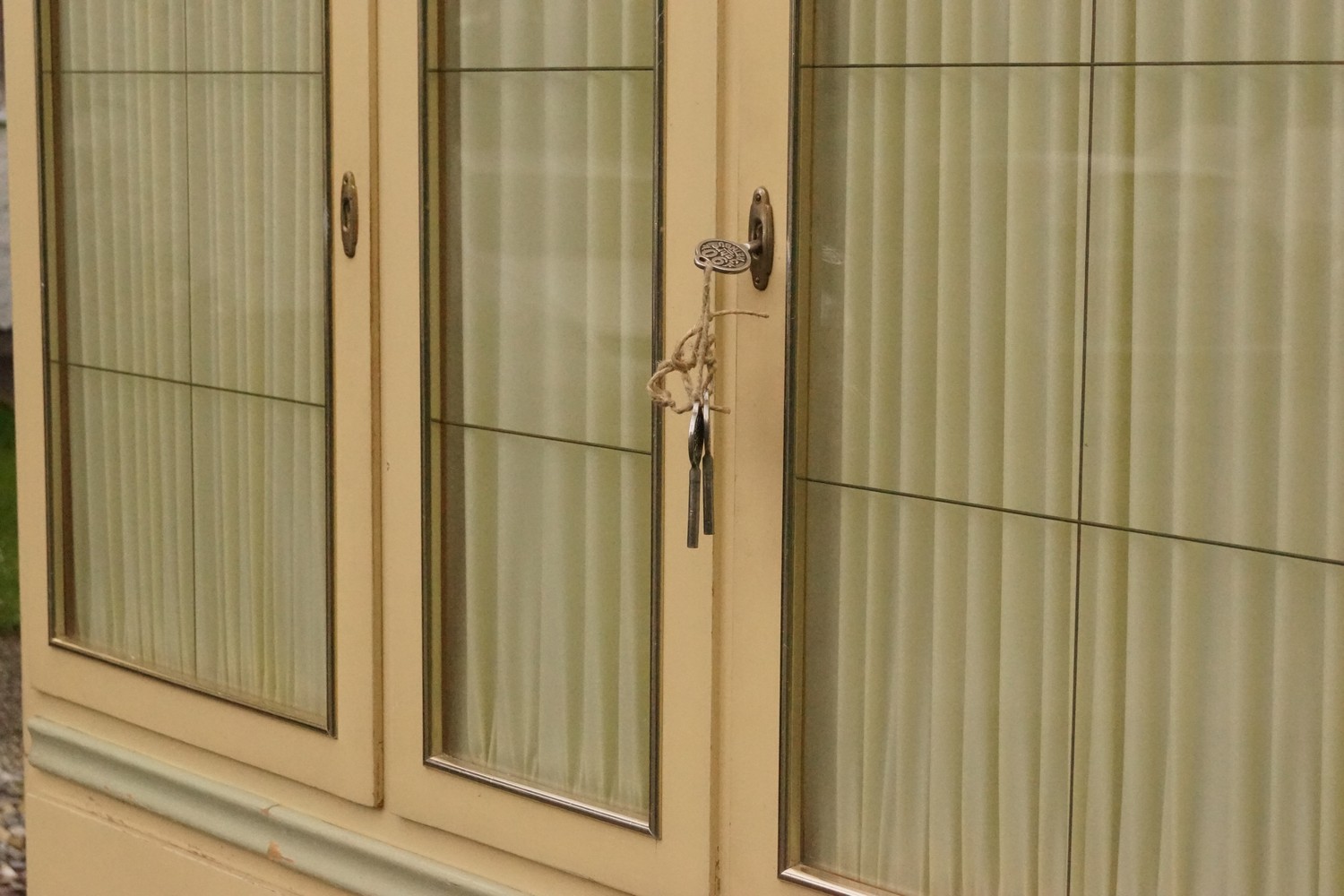 Küchenschrank creme Midcentury Vintage Schütten Schrank 50er-Jahre Vitrine Silberleiste