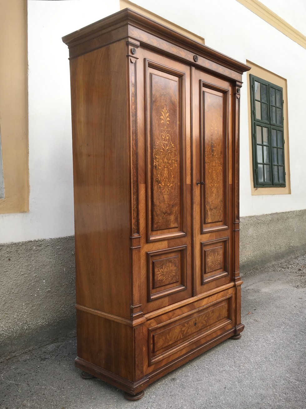 Kleiderschrank antik Nussholz Intarsien