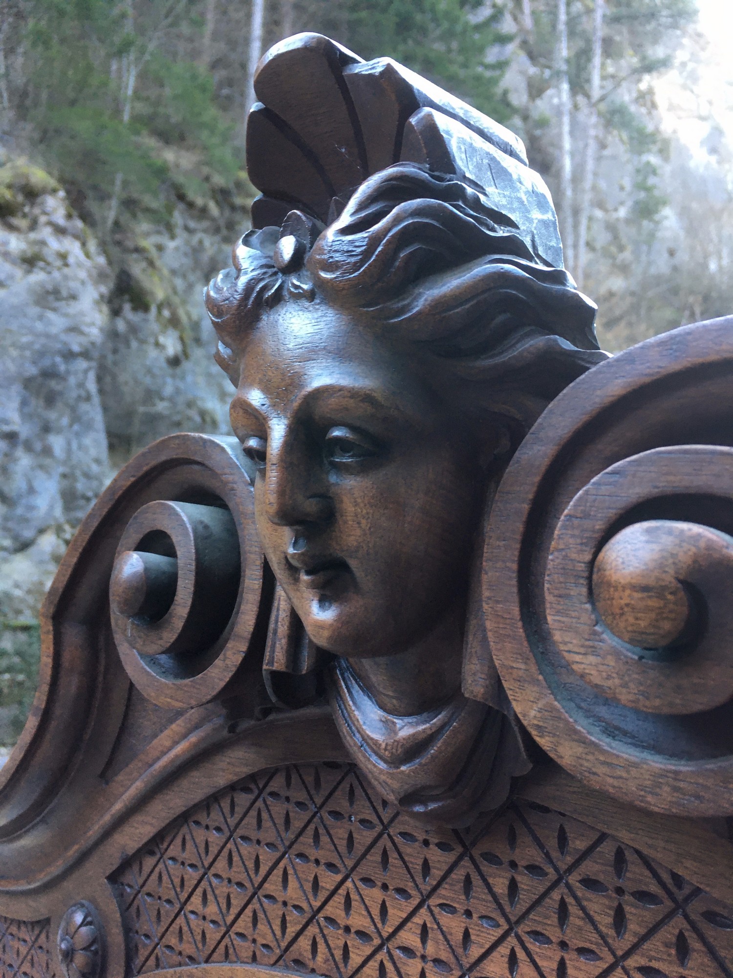 Schrank antik Pfeifenbarock beschnitzt Köpfe Engel Sakraler Dielenschrank