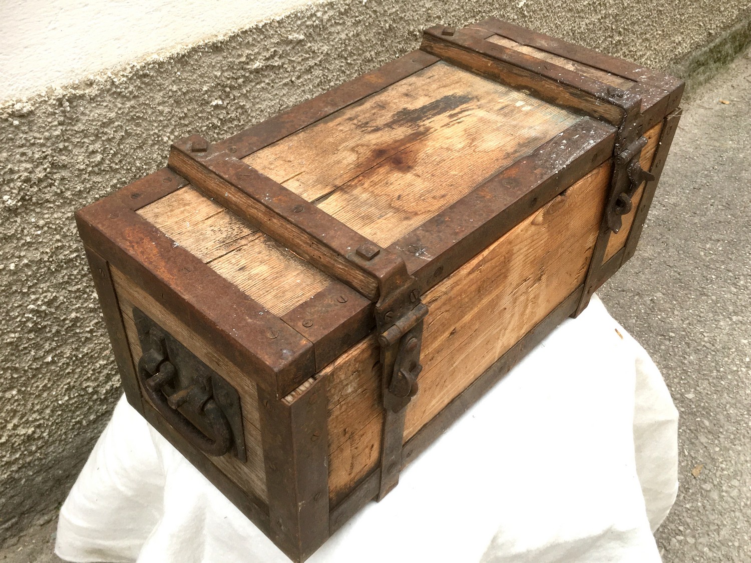 Truhe klein antik Weichholz Eisenbeschläge Schatztruhe Transportkiste schwer