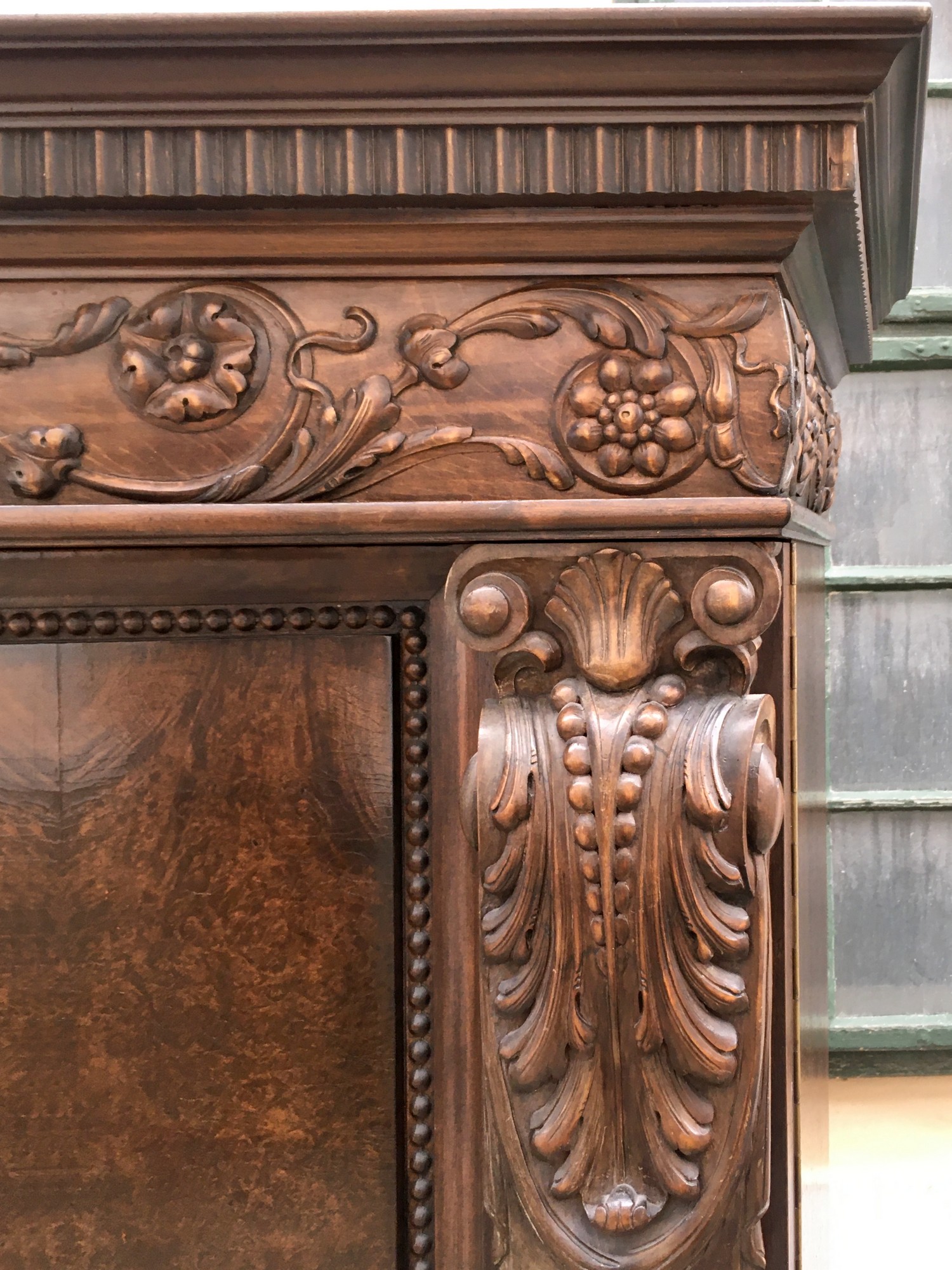 Geschnitzter Bücherschrank antik