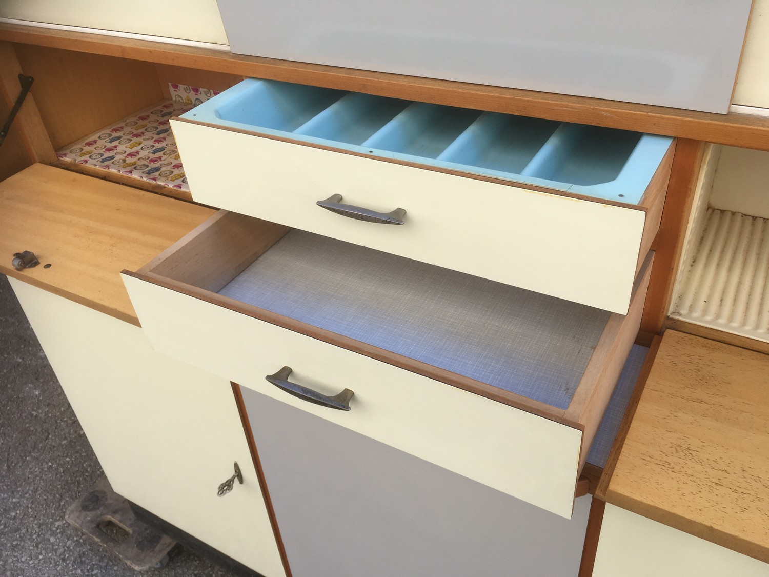 Küchenschrank creme grau Midcentury Schrank Vintage Schütten Retro