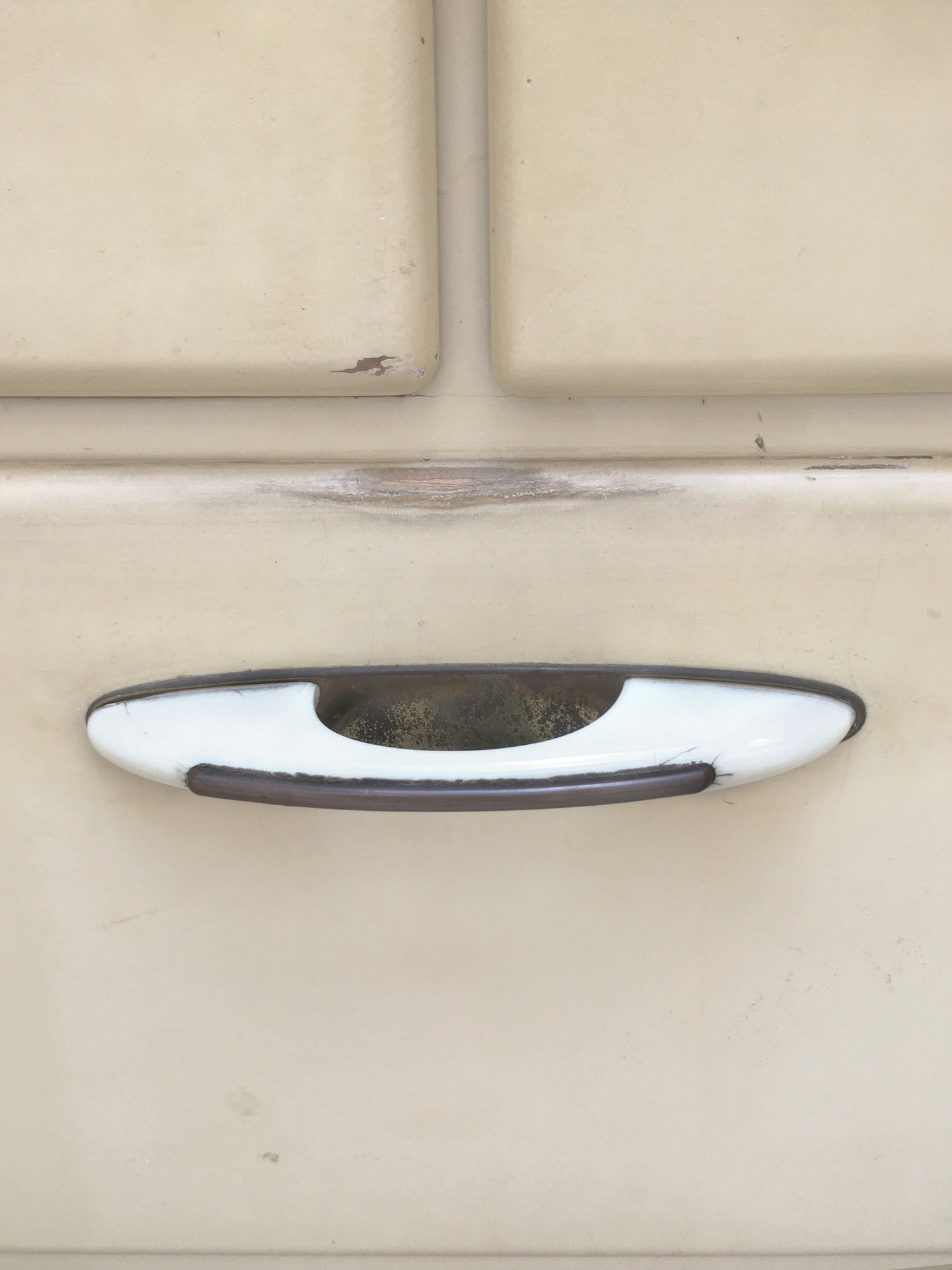 Schrank creme Vintage 50er-Jahre