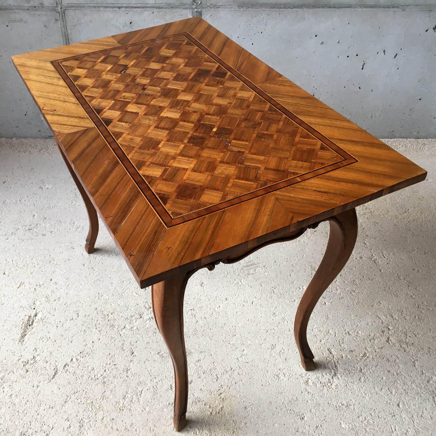 Antiker Salontisch Barock Würfelfurnier mit Lade ca. 1800 Antiker Salontisch Barock Würfelfurnier mit Lade ca. 1800