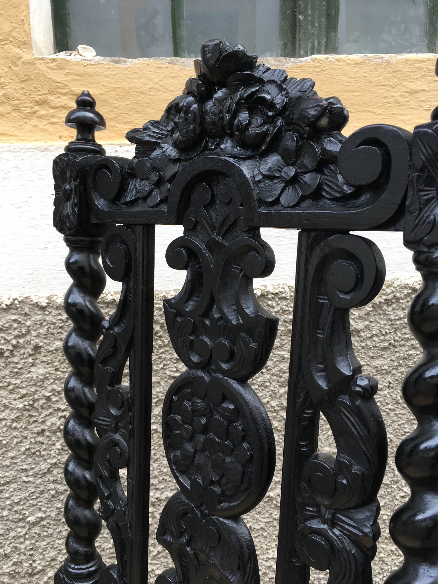 Sessel antik Vollholz Säulen noir Jagdstuhl beschnitzter Stuhl NeoRenaissance