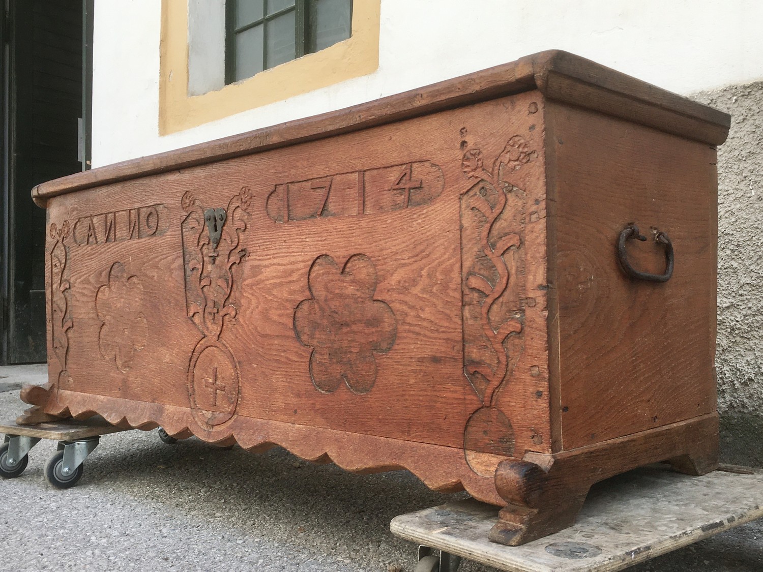 Flachdeckeltruhe antik massiv 18. Jhdt