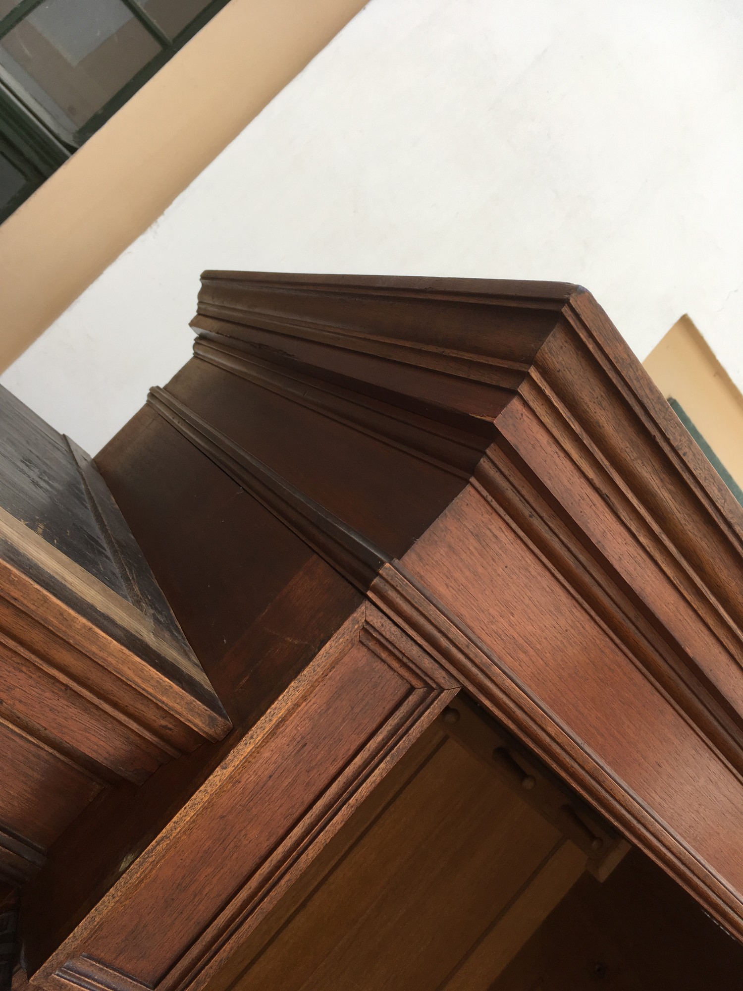 Garderobeschrank Kleiderschrank dreitürig Vollholz antik Dielenschrank Nussholzfurniert